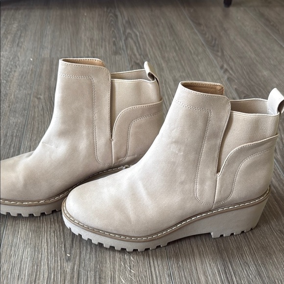 Dolce Vita Tan Ankle Booties with Elastic Panels and Chunky Sole size 7 - Picture 1 of 4